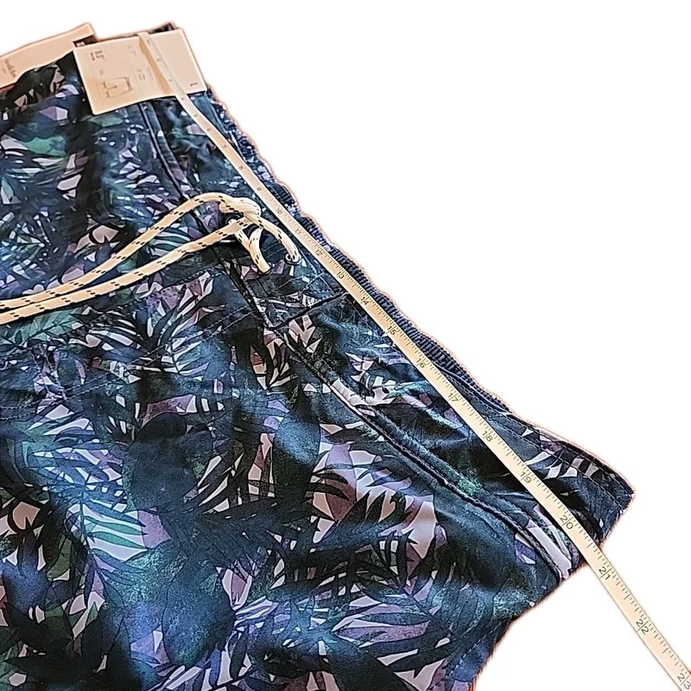 Goodfellow Men's Parrot Tropical Swim Trunks Size Large. 9